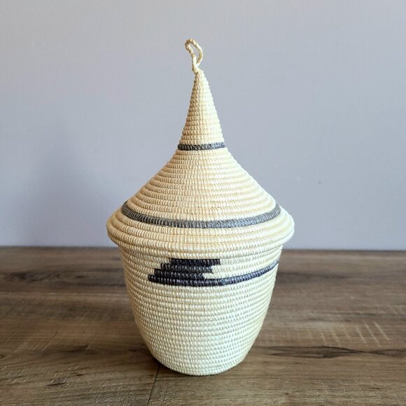 Vintage handmade Tutsi African tight woven basket with lid. 8.5'' tall with lid, - Picture 3 of 8
